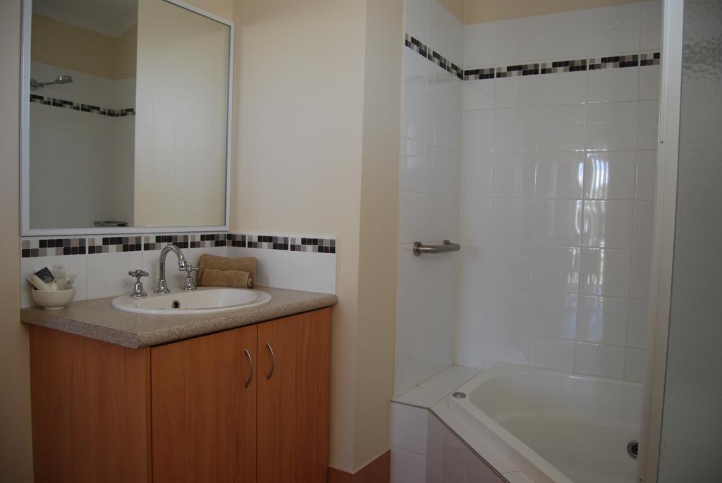 Coral Coast Tourist Park Hotel Carnarvon Room photo